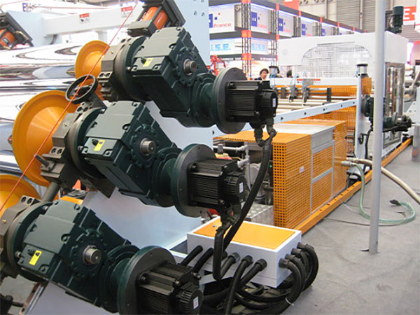 F係（xì）列平行軸減速機配（pèi）伺服電機在塑料機械中的應